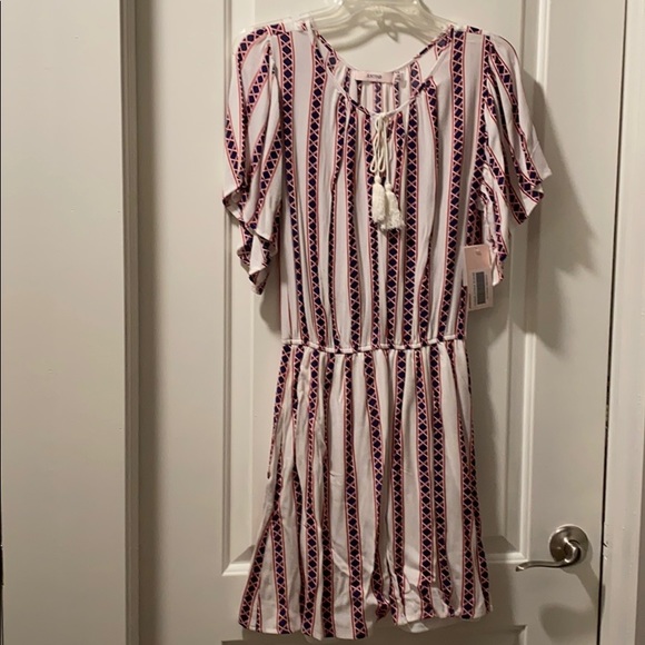 JustFab Gauze Print Dress in White, Navy, Red - Picture 5 of 8